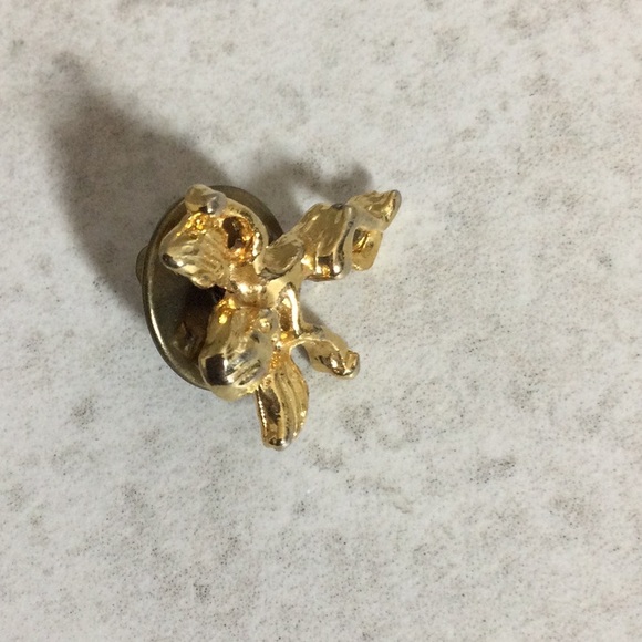 Gold Cupid pin with front leg pose - Picture 4 of 6